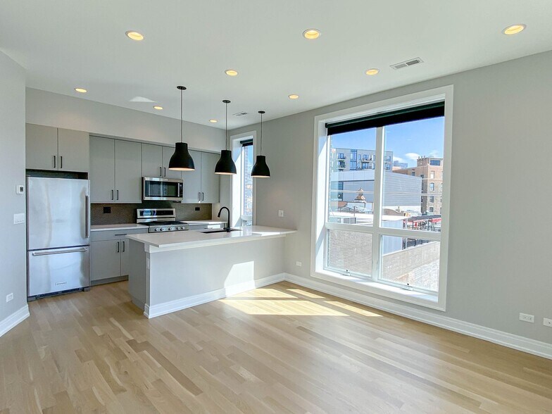 Building Photo - 1058 W Cornelia Ave
