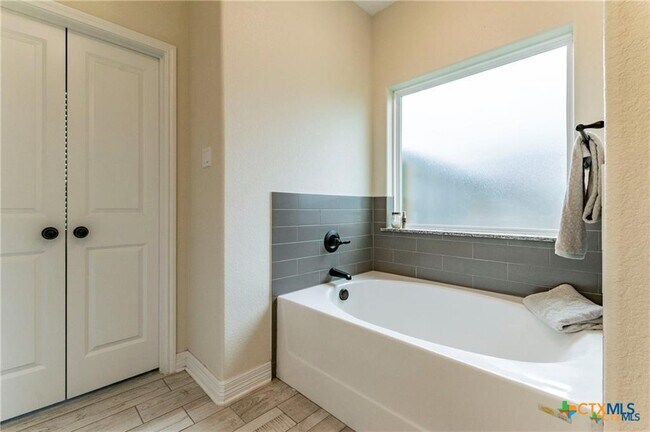 Building Photo - 8119 Green Hill Dr