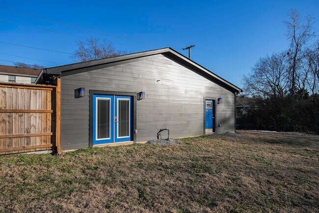 Building Photo - 1111 Westchester Dr