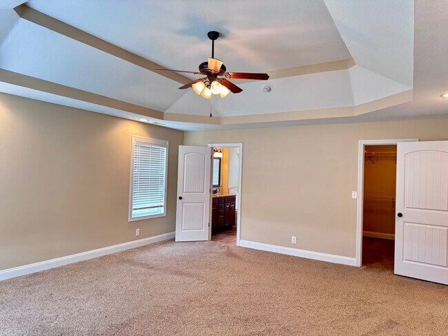 Building Photo - Beautiful Home Located in Farmington Subdivision. 3 Bedrooms, 3.5 baths, Bonus with Wet Bar!