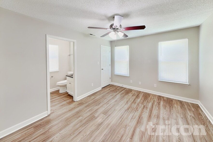 Building Photo - 809 Valley Creek Dr