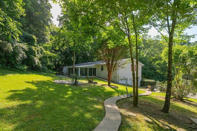 Building Photo - Brentwood Oasis: Newly Renovated 3 Bed, 2 ...