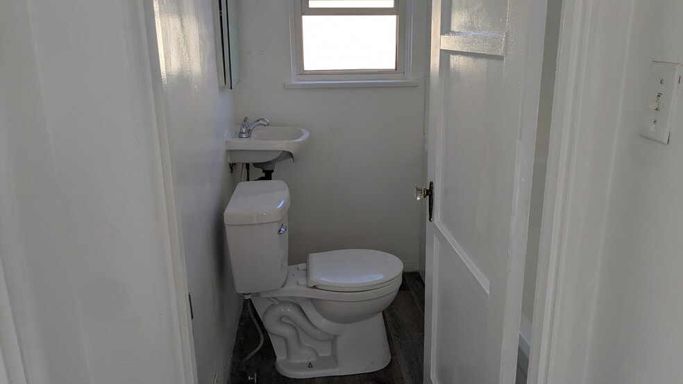 Building Photo - 10204 Fairgrove Ave