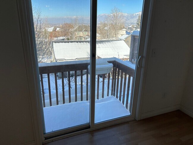 Building Photo - Great 2 Bed 2.5 Bath Draper Bench Condo