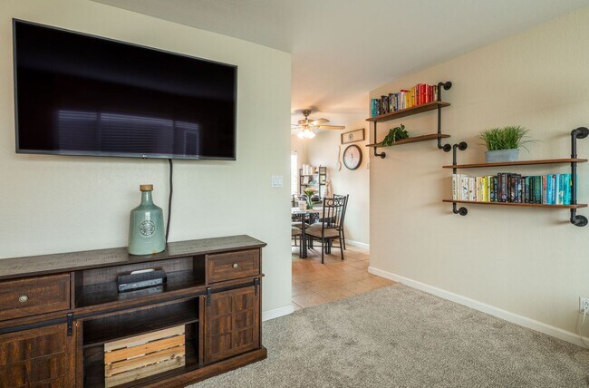 Building Photo - 2 Bedroom, 2 Bath Town Home in Gate Community