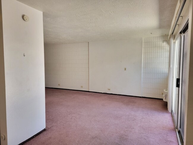 Building Photo - Parking, Large Lanai, Desirable location (RRLLC)