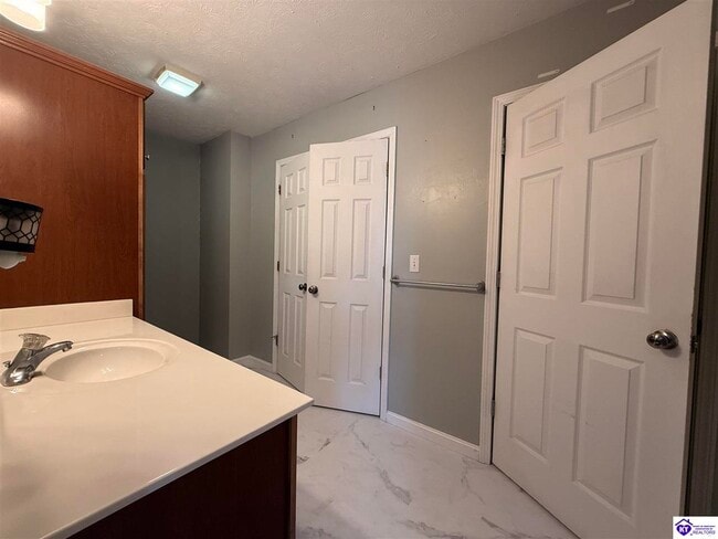 Building Photo - 115 Twin Oaks Dr