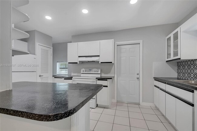 Building Photo - 2327 SW 22nd Terrace