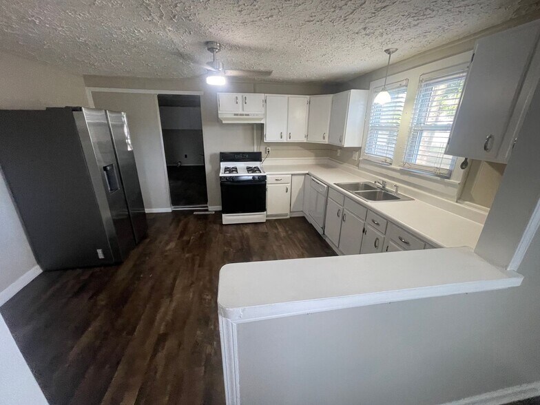 Building Photo - Coming Soon ! Large 2 BR single family hom...