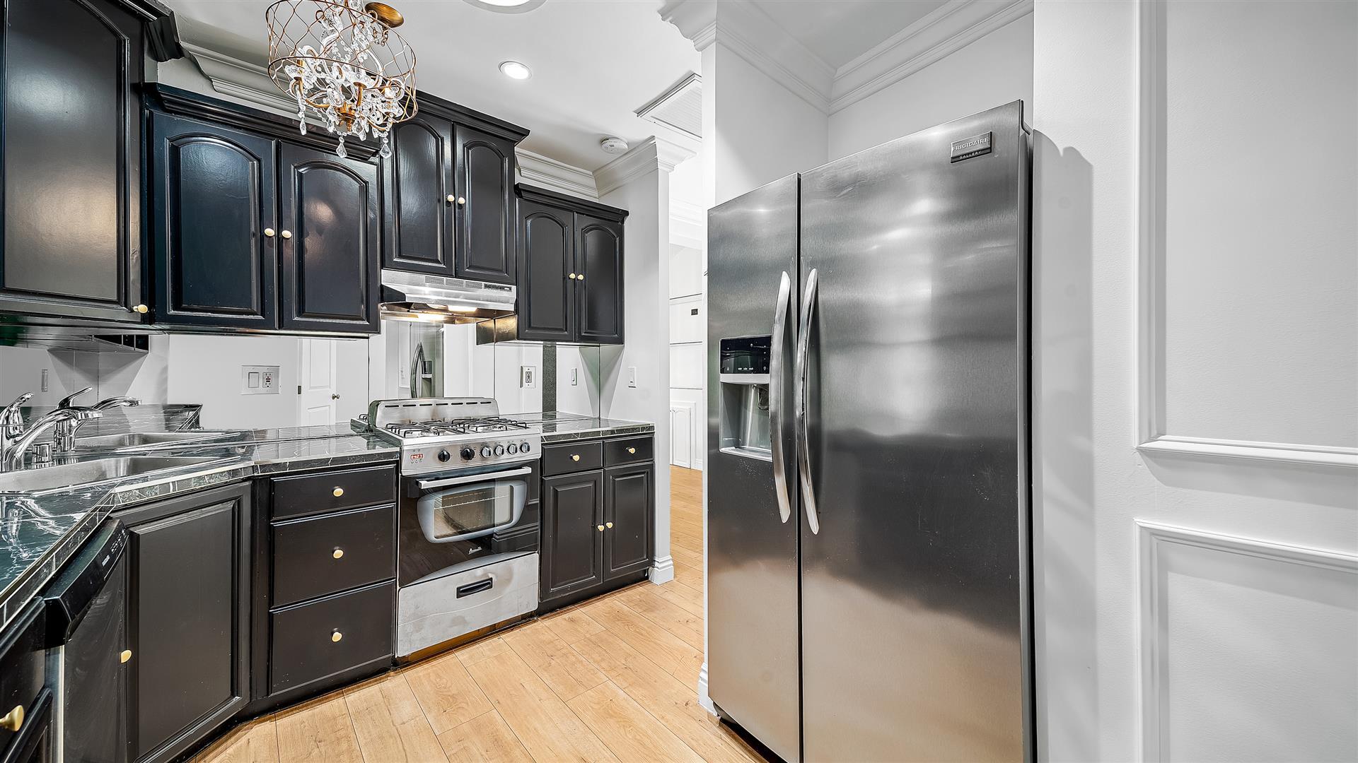 Kitchen - 607 N Windsor Blvd