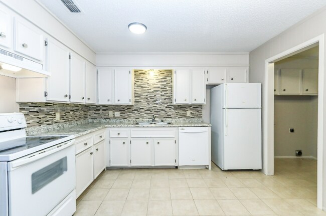 Building Photo - 2 Bedroom Duplex!