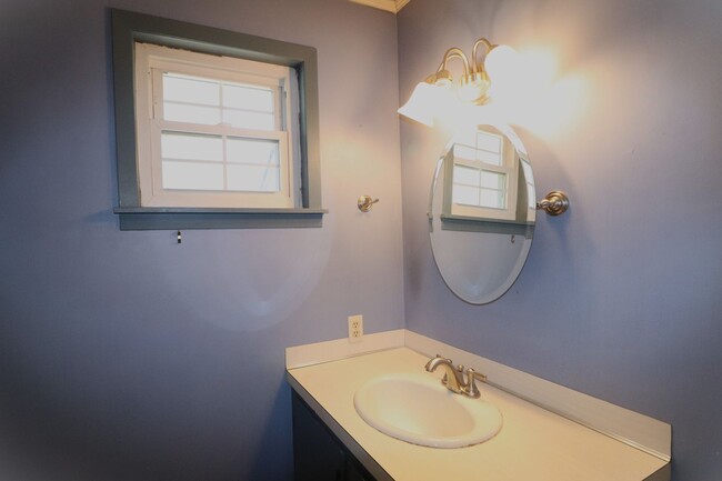 Building Photo - 3 Bedroom home close to local amenities