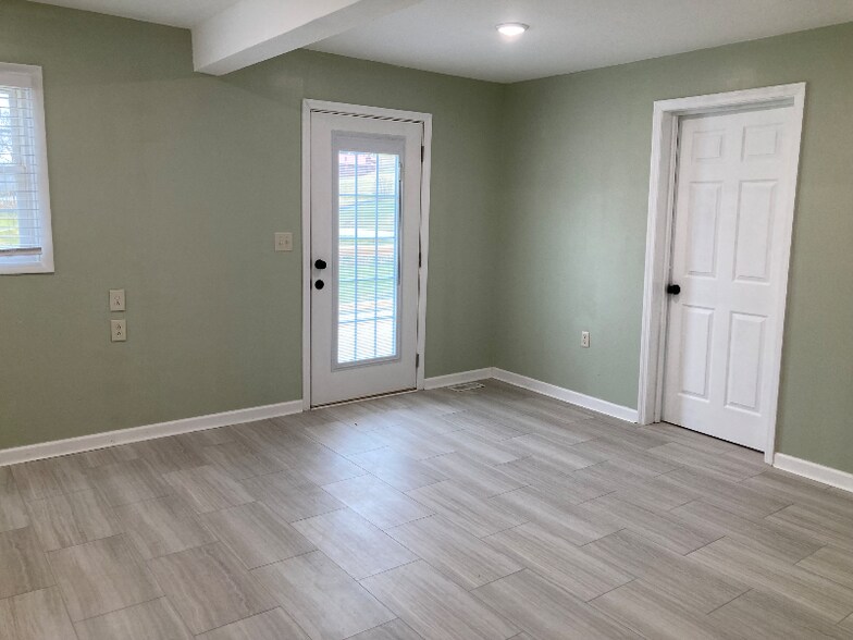 Building Photo - 222 Bank Dr