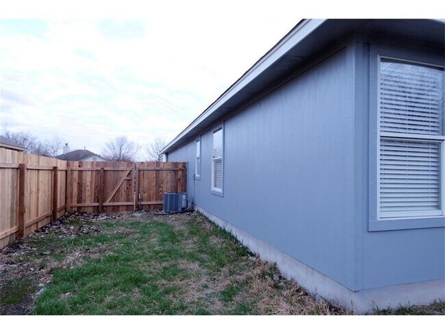 Building Photo - 107 Tanglewood Ln