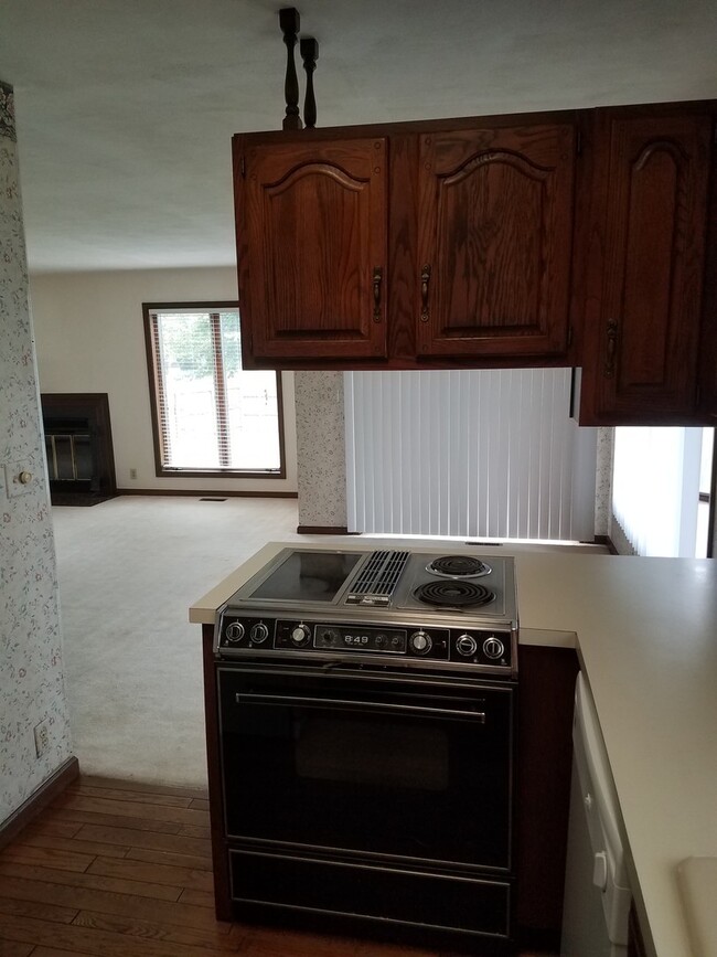 Building Photo - Beautiful 2-bedroom, 1-1/2 bath 2 Level Du...
