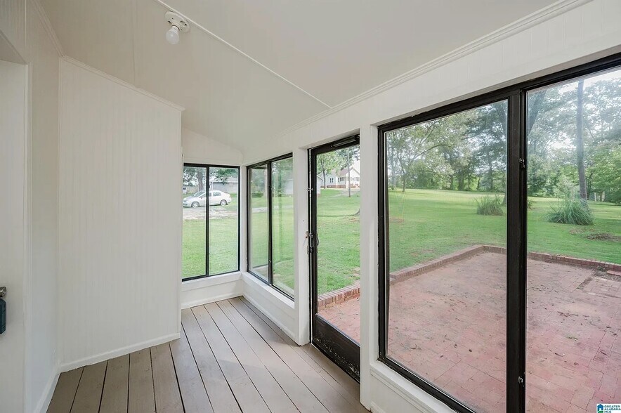 Building Photo - 260 Vine St