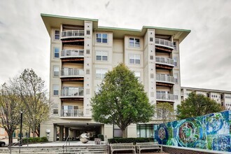 Building Photo - Luxury 1BD/1BA condo steps to SS METRO