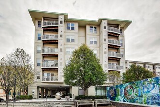 Building Photo - Luxury 1BD/1BA condo steps to SS METRO