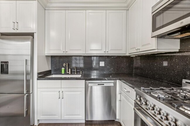 Building Photo - 690 Sutter St