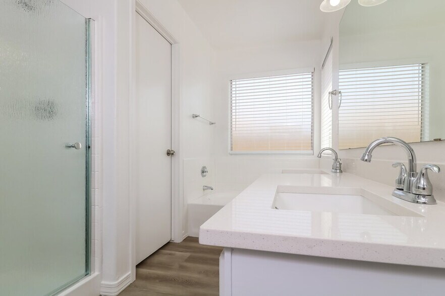 Building Photo - 5537 N 76th Dr