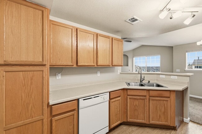 Building Photo - Beautiful 1 Bedroom Condo - Carport, Community and Gym available ASAP!