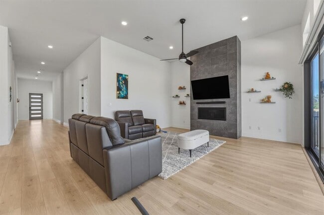 Building Photo - 2941 Delaware St