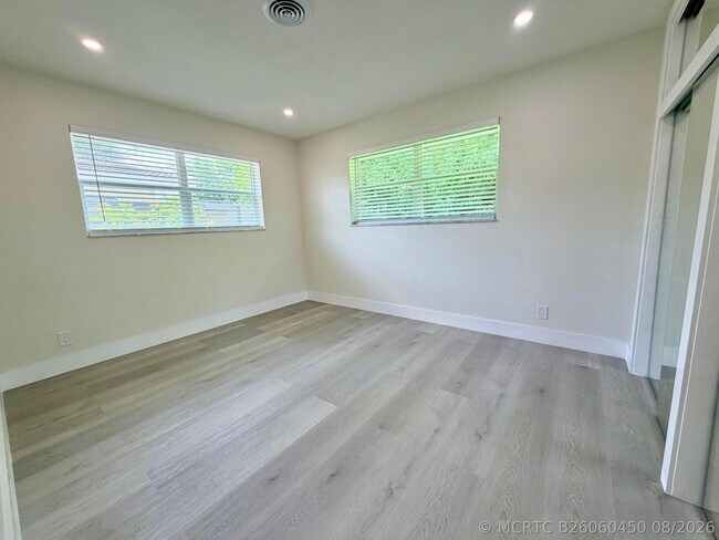 Building Photo - 2020 NE 56th Ct