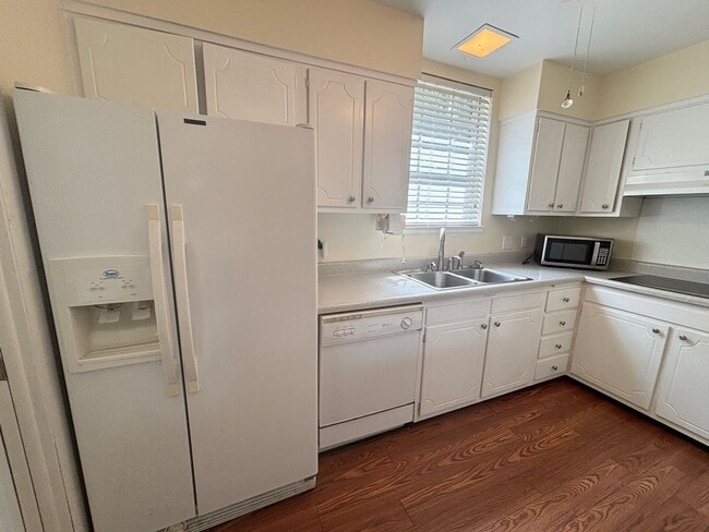 Building Photo - 2 bedroom 2 bath Condo at Carriage Hill