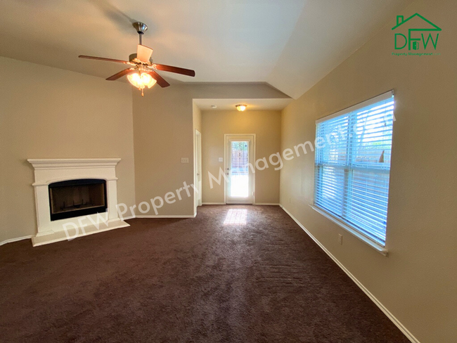 Building Photo - Stunning 4 Bedroom 2 Bathroom 2-Car Garage...