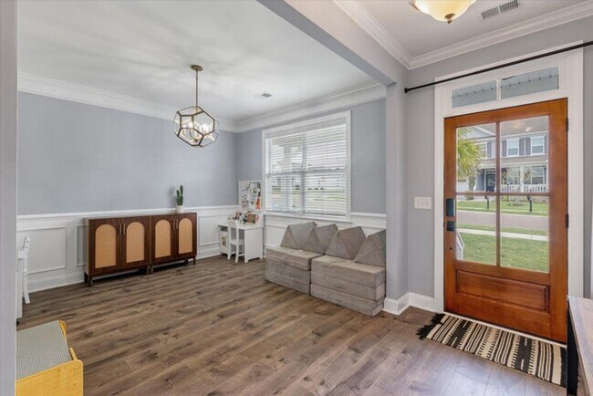Building Photo - Show stopping 5 bed/3 bath rental in the h...