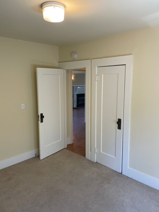 Building Photo - Great West Side Location!!