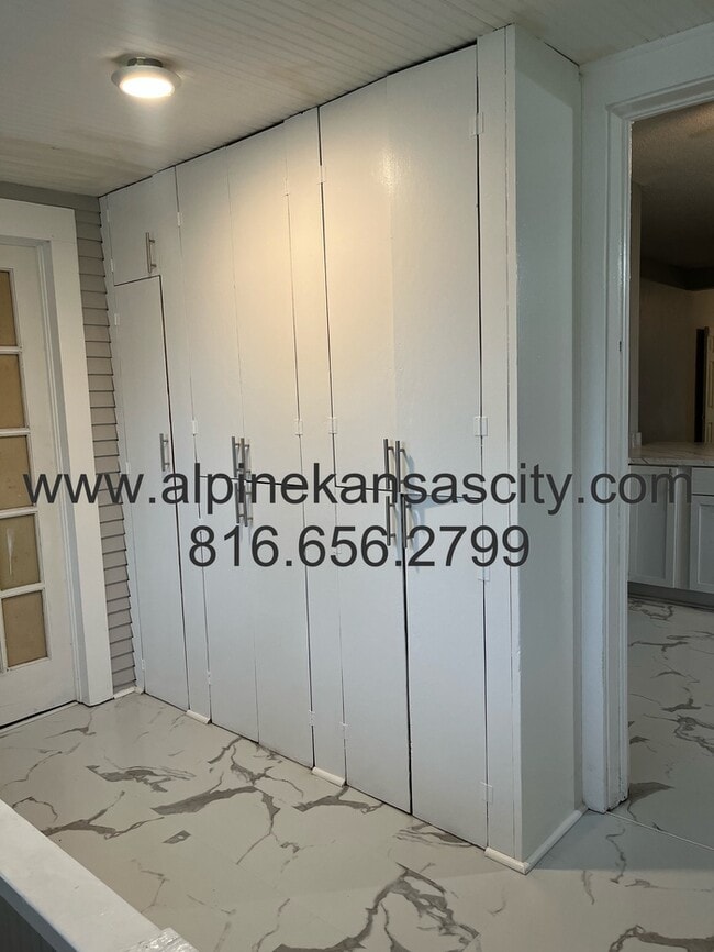 Building Photo - Updated Bungalow in Center District! Section 8 OK.