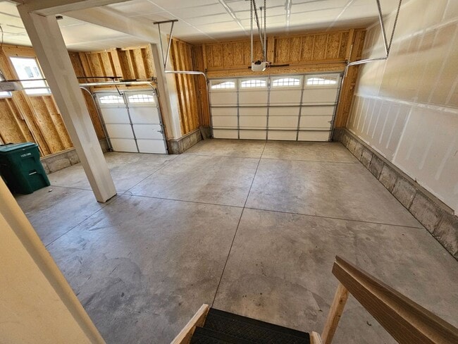 Building Photo - $3600 | 5BR/4BA | Beautiful Dog Friendly H...
