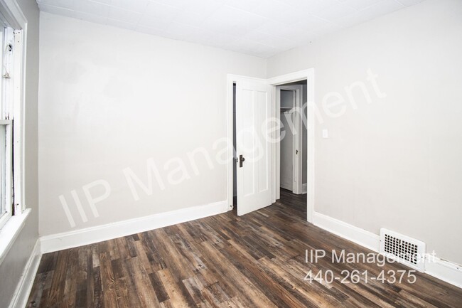 Building Photo - Updated 2BD DOWN Home on Cleveland Westside