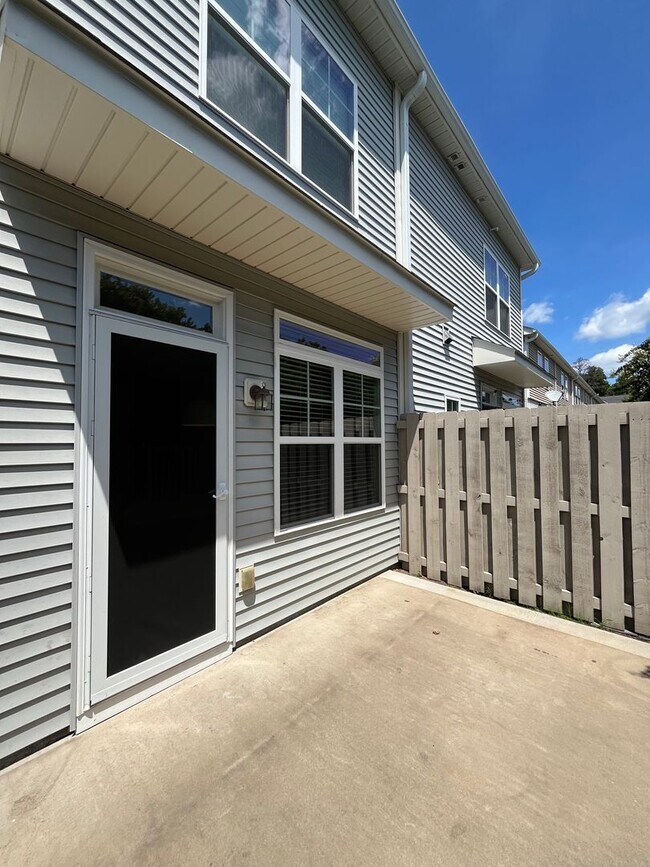 Building Photo - 116 Bluet Ln
