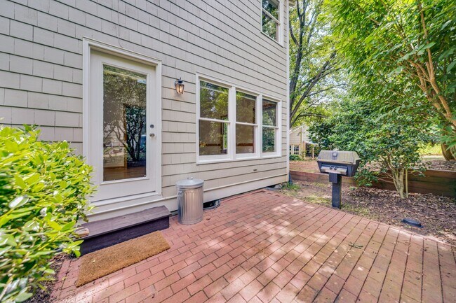 Building Photo - Light filled 2 bed, 2.5 bath townhome with garage minutes from UNC
