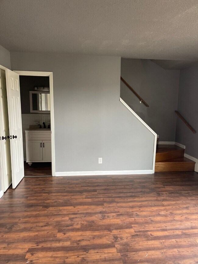Building Photo - "Charming 2 Bed, 1.5 Bath Apartment in Jon...