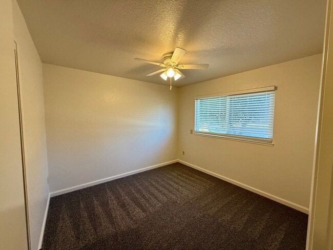 Building Photo - Single story home in established neighborhood!