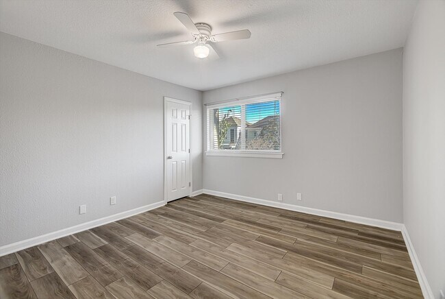 Building Photo - 424 15th St