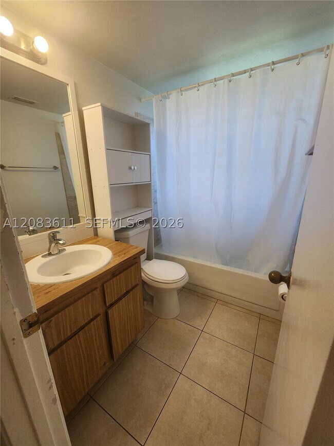 Building Photo - 10004 Twin Lakes Dr