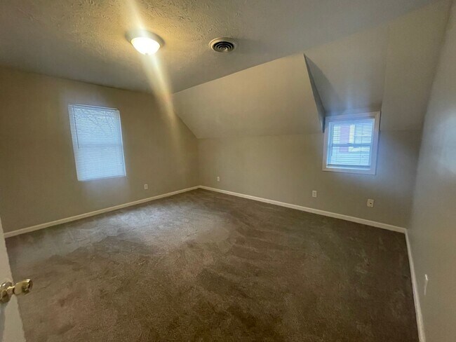 Building Photo - Recently Updated - Upper One Bedroom with Washer/Dryer!