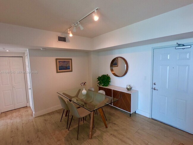 Building Photo - 1723 SW 2nd Ave