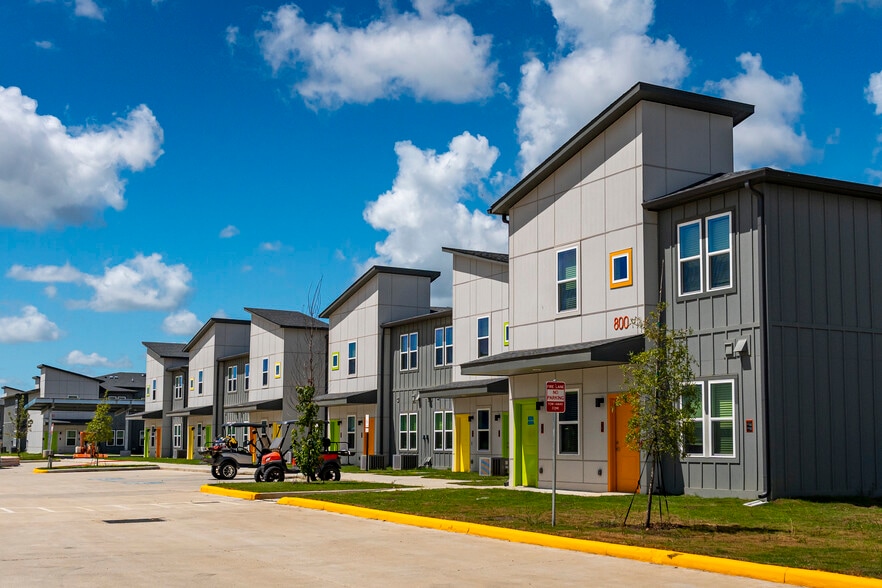 Building Photo - The Commons at Ridge and Loop