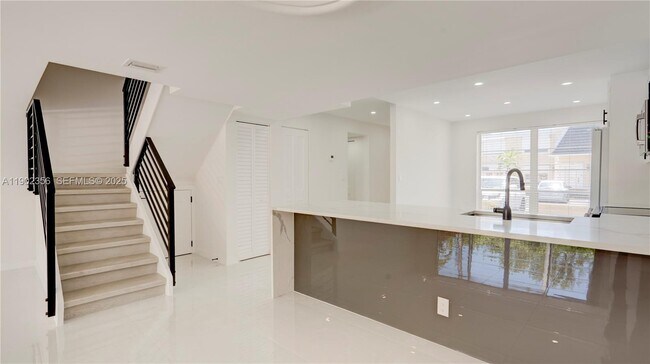 Building Photo - 933 NE 24th Ave