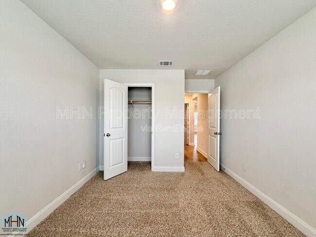 Building Photo - 1405 Redwood Crk