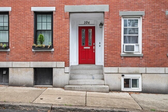 Building Photo - 104 Elm St