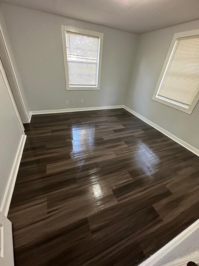 Building Photo - Fully Renovated 2/1 Single Family Available Now!