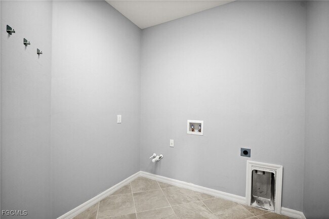 Building Photo - 12000 Santaluz Dr