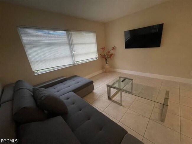 Building Photo - 335 Tarpon Dr
