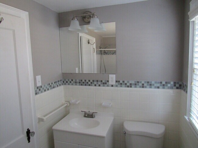 Building Photo - Cape Cod 3bed 1.5 bath in Westwood Hills, KS